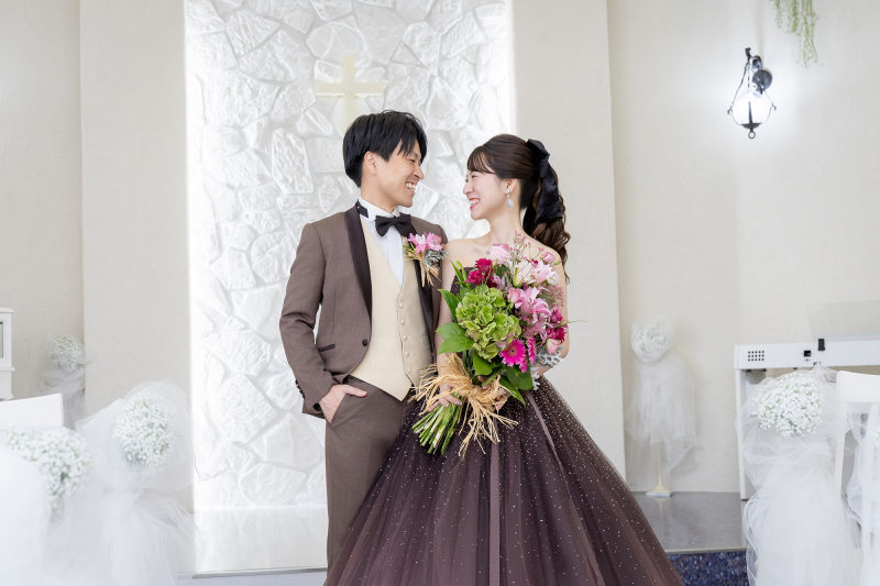 ブラウンのカラードレスが新鮮！チャペルで叶える大人のウェディングフォト