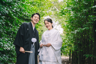 ◈ 緑に包まれて ◈ 爽やかな新緑の中で笑い合う和装ショット