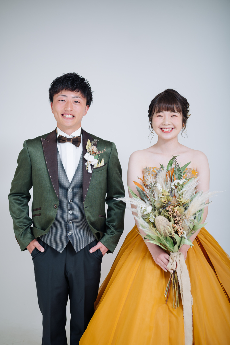 カラードレスとタキシードがおしゃれ♡スタジオで笑顔溢れる一枚！
