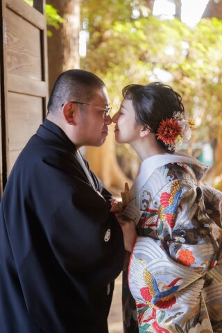 ◈趣ある和装ロケーション◈顔を近づけて残すお二人らしい温かな笑顔の和装撮影