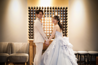 ◈挙式後の思い出カット◈アレーズの会場内で残すお二人らしい笑顔のドレス撮影