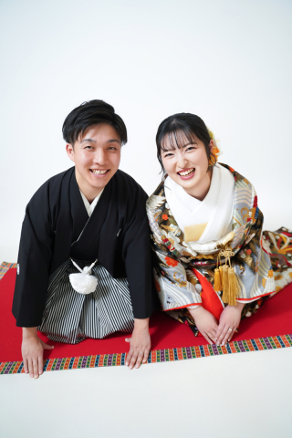 ◈色打掛&times;正座ご挨拶◈赤い毛氈の上で残すお二人らしい笑顔あふれる和装撮影