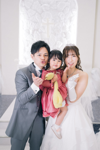 光が降り注ぐチャペルで♡ファミリーフォト!