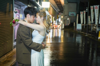 ◈ 雨上がりの魔法 ◈ 夜の街に溶け込む、ロマンチックな二人