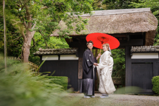 茅葺屋根と和傘が彩る♡古き良き日本の風景で前撮り♪