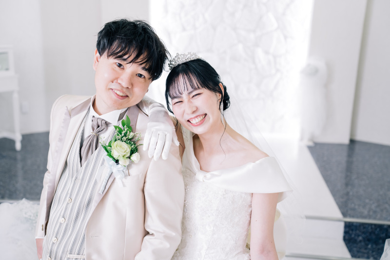 光が降り注ぐ純白の空間で♡とびきりハッピーな笑顔！