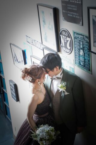 ◈スタイリッシュな館内撮影◈おでこを寄せて残すお二人らしい温かな笑顔の洋装撮影