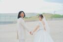 ◈開放的な海辺ロケ◈手を繋いで振り向くお二人らしい自然な笑顔を残す洋装撮影
