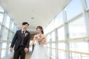 ◈思い出の母校ロケ◈手を繋いで校舎を歩むお二人らしい自然な表情を残す洋装撮影
