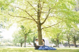 ◈ 降り注ぐ光のシャワー ◈ 歴史館の銀杏の下で、自然体な二人