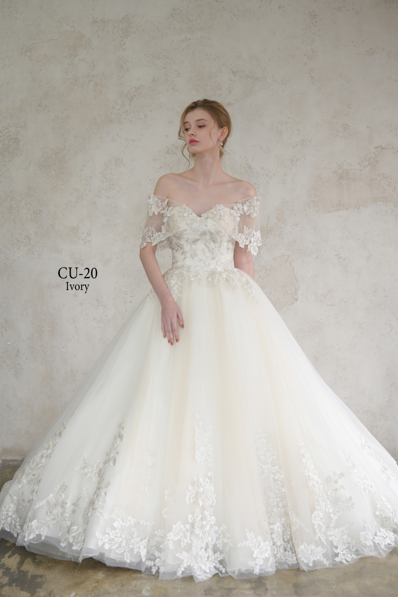 レースが美しいオフショルダーのウェディングドレス♡