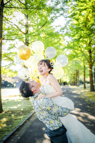 ◈ 輝く新緑とバルーンの祝福 ◈ 新緑の並木道でお二人の弾ける笑顔を残すロケ