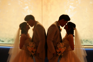 幻想的な水族館で、まるで映画のワンシーンのような一枚を