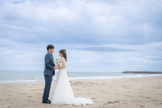 穏やかな波音に包まれて♡ビーチでしっとりウェディングフォト！