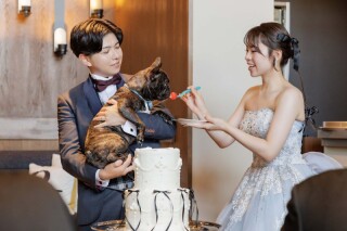 ◈ ワンちゃんとファーストバイト! ◈ 温かさ満点のウェディングフォト