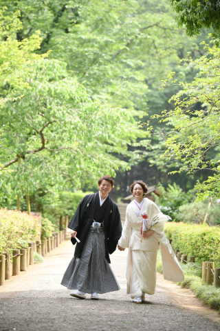 ◈新緑の偕楽園和装ロケ◈手を繋いで歩むお二人の自然な笑顔を残す！