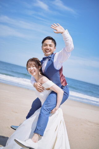 ◈ 青空と海に響く笑い声 ◈ ビーチで叶える、爽快なおんぶショット