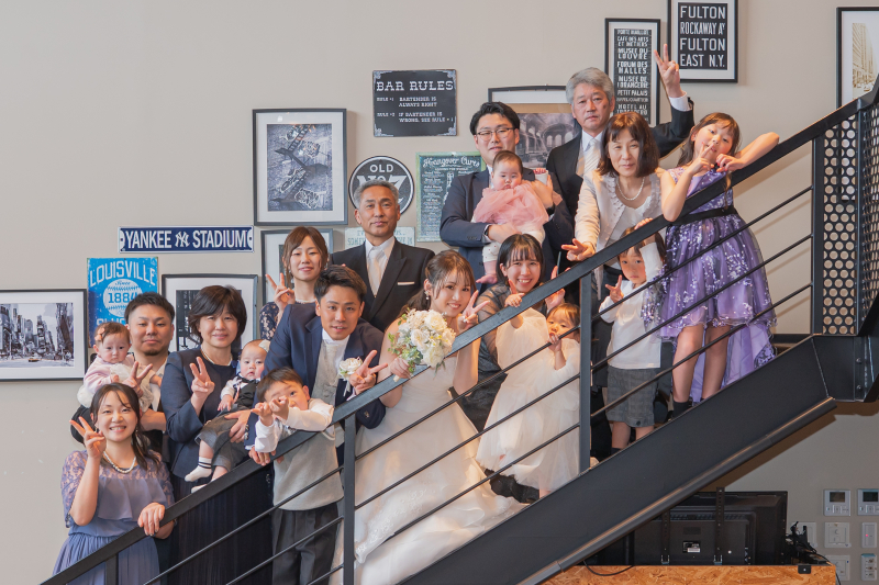 ◈ 階段に並んでピース！ ◈ 大切なみんなと撮る、にぎやか集合フォト