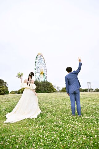 ◈シロツメクサ畑ロケ◈大きな観覧車とお二人らしい後ろ姿を残す洋装ロケーション撮影