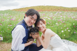 ◈コスモス咲く広大なロケ◈愛犬と一緒に残すお二人らしい温かな笑顔の洋装撮影