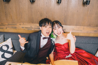 ◈スタイリッシュな館内撮影◈ポーズを決めて残すお二人らしいハッピー笑顔の洋装撮影
