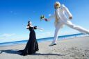 ◈青空広がる海フォト◈ブーケに向かってジャンプ!お二人らしい笑顔あふれる洋装撮影