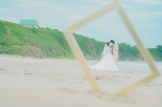 【海ロケ】フレームの中にお二人が ❣ 砂浜で撮る「額縁」アート ♡