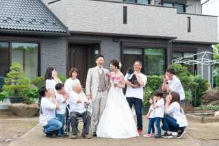 実家婚で家族のみんなと