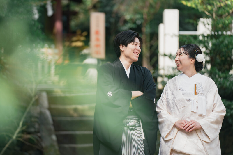 緑に包まれる神社で、笑顔のひととき