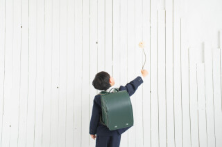 元気いっぱい！ランドセルを背負ってカジュアルフォト