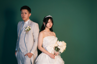 カラーで魅せる、クールなスタジオフォト