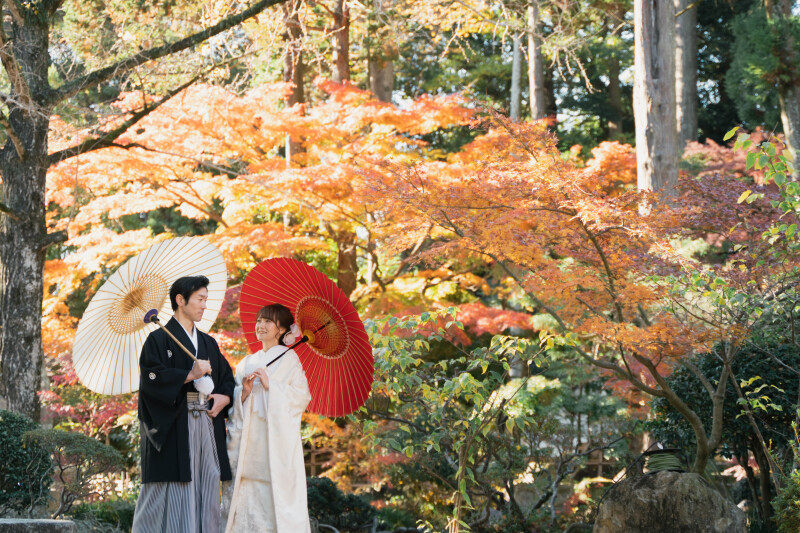 紅葉に囲まれて