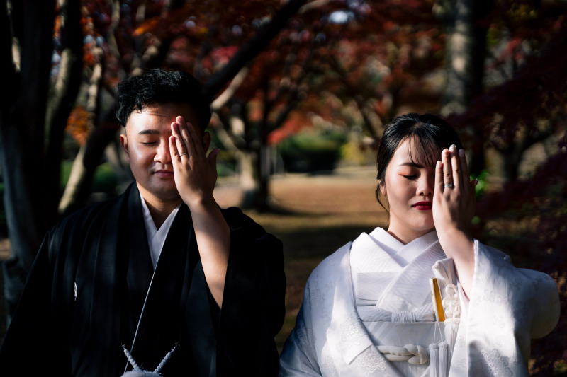 紅葉に寄り添う、ふたりの誓い
