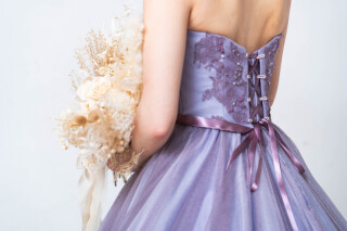 大人かわいいカラードレスで彩る華やかなフォトウェディング