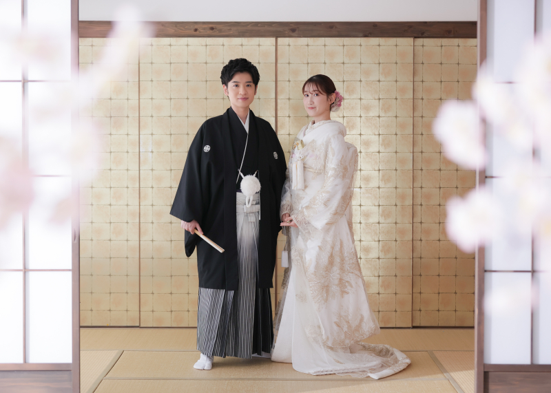 優しい微笑みと桜が織り成す、屋内庭園での和装ウェディングフォト！