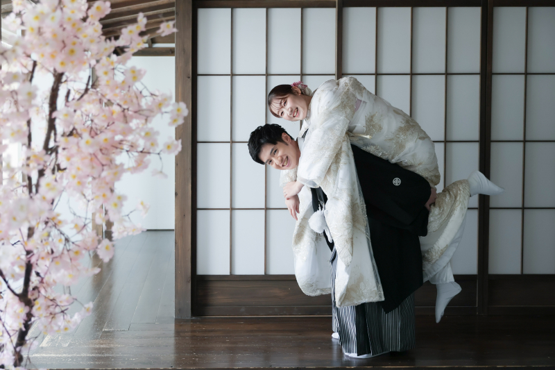 優しい微笑みと桜が織り成す、屋内庭園での和装ウェディングフォト！