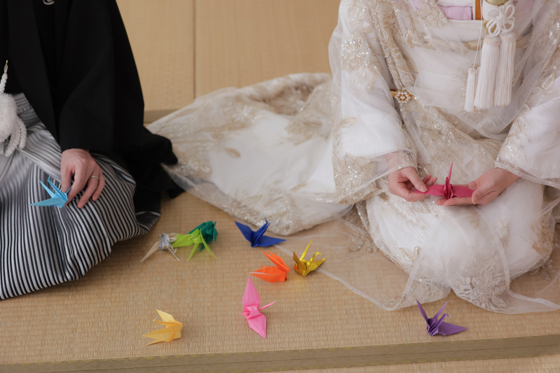 優しい微笑みと桜が織り成す、屋内庭園での和装ウェディングフォト！