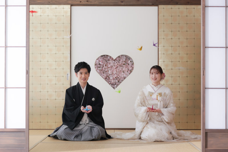 優しい微笑みと桜が織り成す、屋内庭園での和装ウェディングフォト！