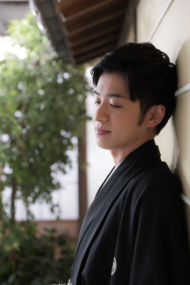 優しい微笑みと桜が織り成す、屋内庭園での和装ウェディングフォト！