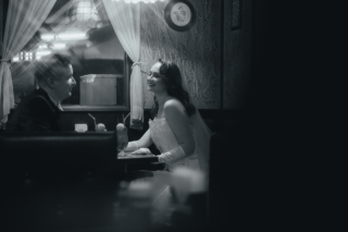 喫茶店と桜で映画のワンシーンのような撮影を