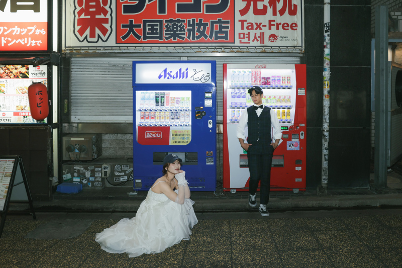 新宿の街を舞台に 夜を彩るカジュアルウェディングフォト