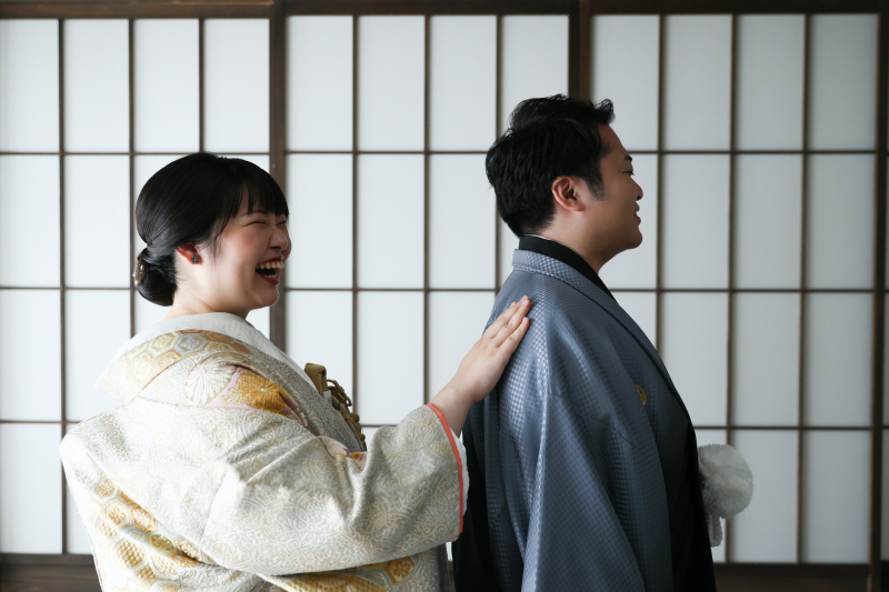 笑顔あふれるウェディングフォト！持ち込みアイテムで彩る特別な一日