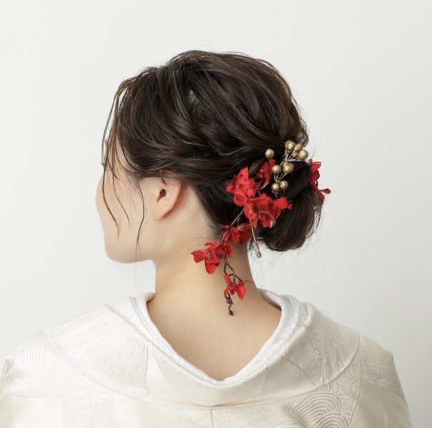 シンプルだからこそ、美しい。 花飾りで魅せる和装シニヨン2選