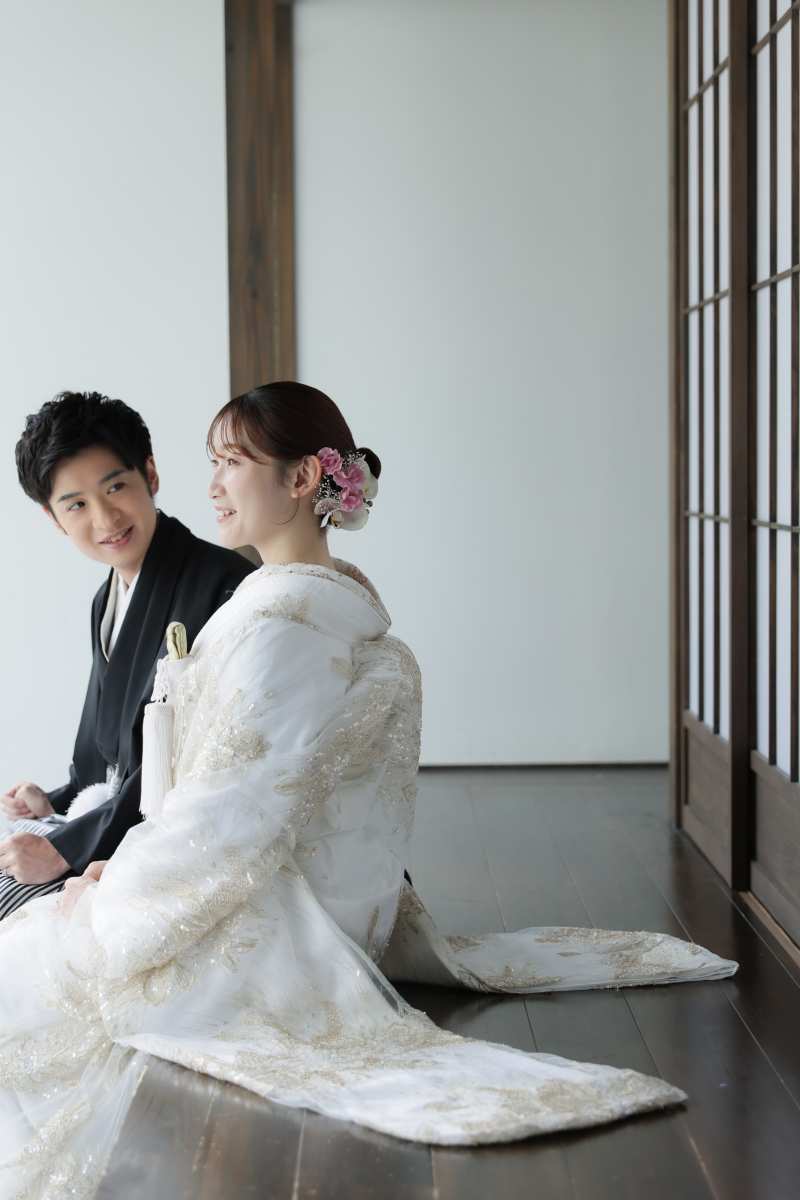 優しい微笑みと桜が織り成す、屋内庭園での和装ウェディングフォト！