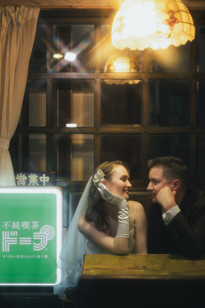 喫茶店と桜で映画のワンシーンのような撮影を