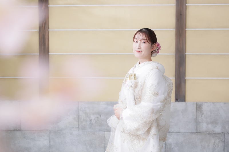 優しい微笑みと桜が織り成す、屋内庭園での和装ウェディングフォト！