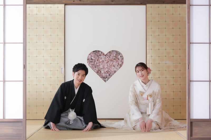 優しい微笑みと桜が織り成す、屋内庭園での和装ウェディングフォト！