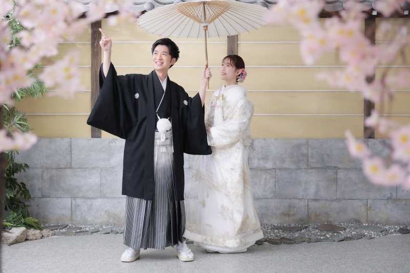 優しい微笑みと桜が織り成す、屋内庭園での和装ウェディングフォト！
