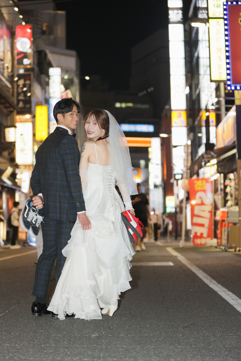 新宿の街を舞台に 夜を彩るカジュアルウェディングフォト