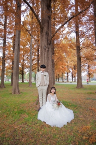 洋装で紅葉撮影